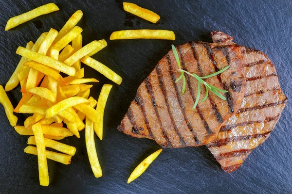 牛肉のグリル ステーキとフライド ポテト — ストック写真