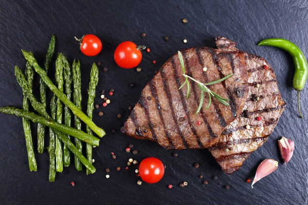 Marha steak tálalva grillezett spárgával — Stock Fotó