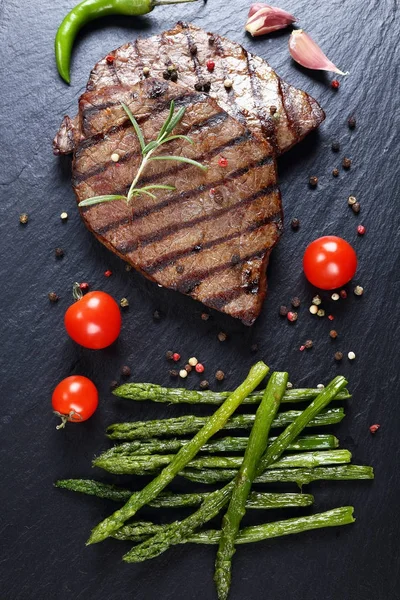 石の上のアスパラ牛肉ステーキ — ストック写真