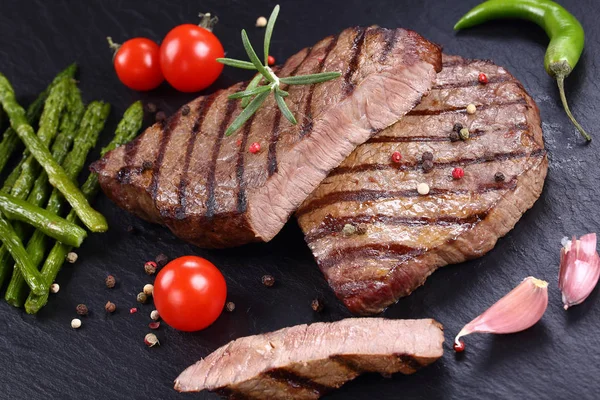 Grilované hovězí steaky, nedělená — Stock fotografie