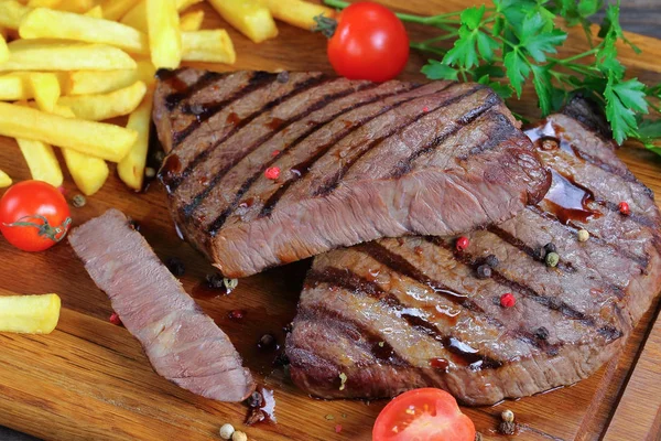 Středně dobře Grilovaná šťavnatá hovězí steaky — Stock fotografie