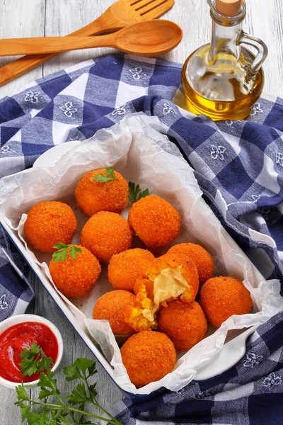 Arancini - шафран рисовые шарики фаршированные сыром — стоковое фото