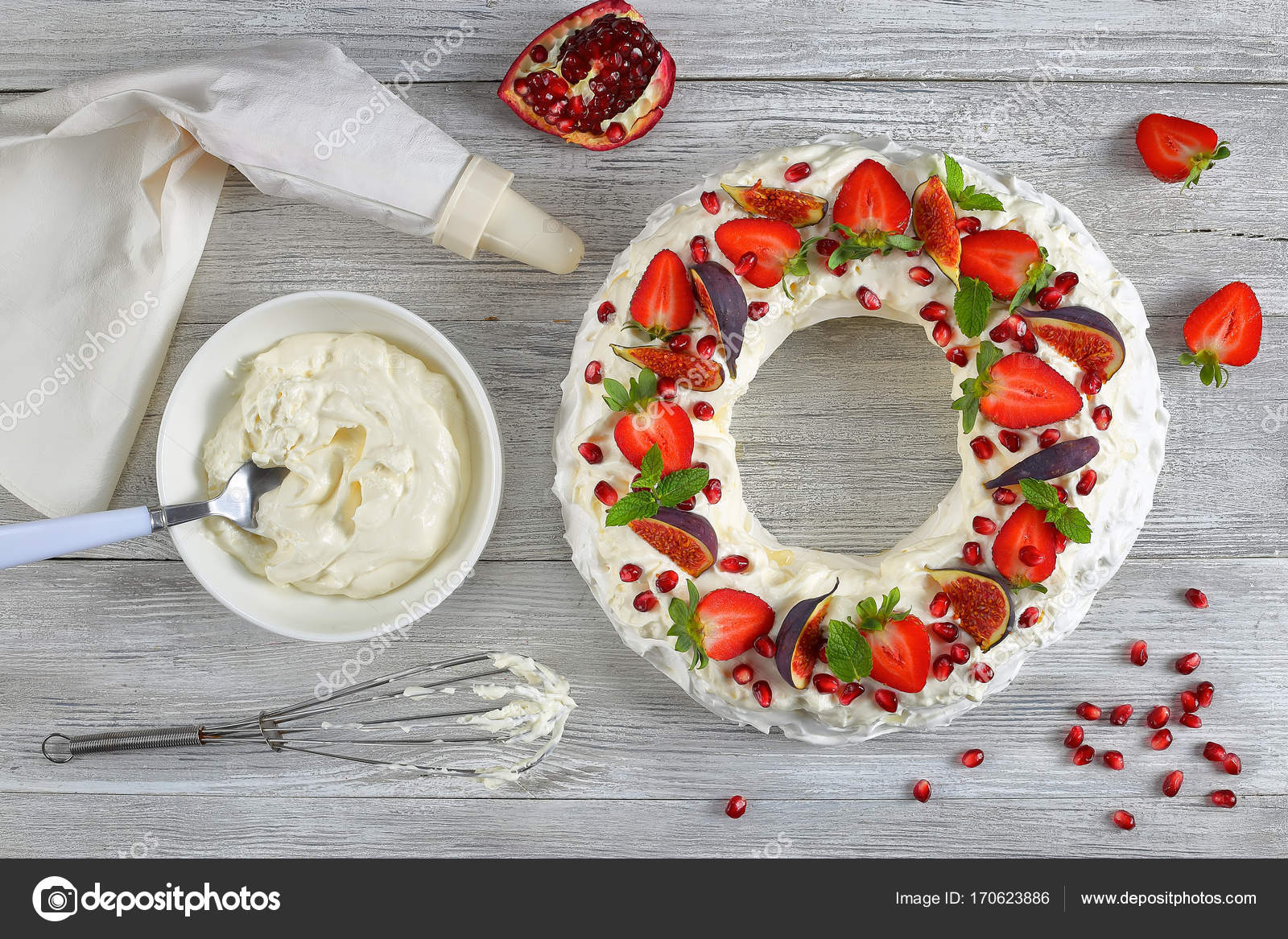 Lezzetli pavlova Pasta krema ile Stok fotoğrafçılık ©myviewpoint