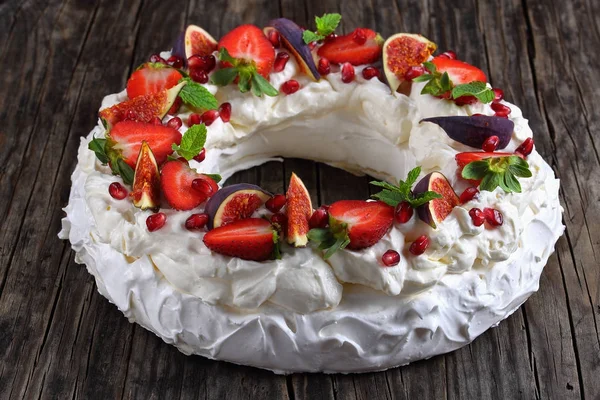 Coroană de tort pavlova pe masă, aproape — Fotografie, imagine de stoc