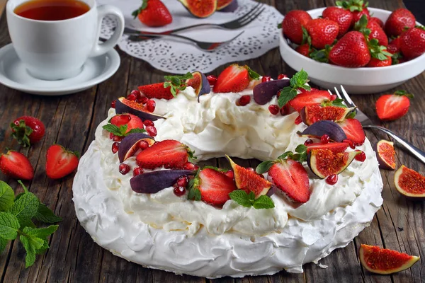 Coroana de tort pavlova din bezea franceză — Fotografie, imagine de stoc