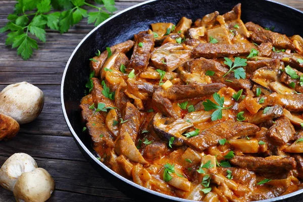 Primo piano di manzo saporito stroganoff con funghi — Foto Stock