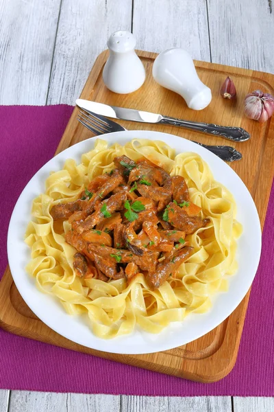 Pasta with beef stroganoff on plate — Stock Photo, Image