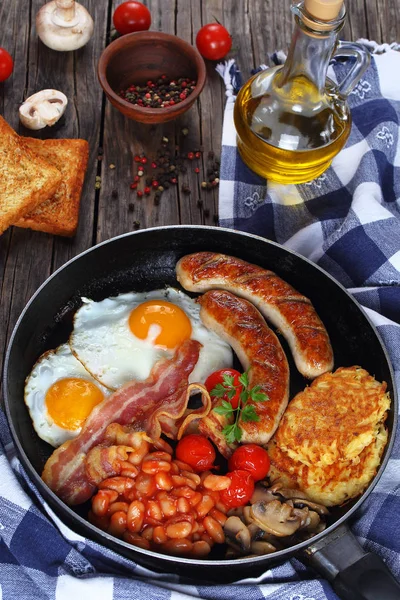 Café da manhã inglês completo quente na frigideira — Fotografia de Stock