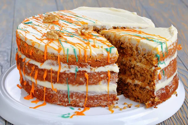 Delicioso bolo de cenoura clássico na travessa — Fotografia de Stock