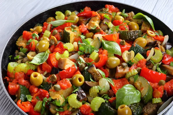 Итальянская капоната с овощами на сковороде — стоковое фото