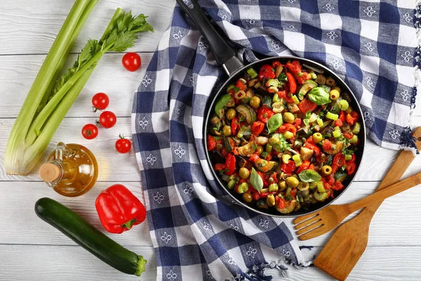 Sizilianische Caponata mit Gemüse in einer Pfanne — Stockfoto