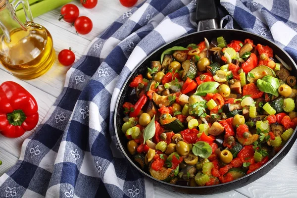 Сицилійська капуста з овочами на сковороді — стокове фото