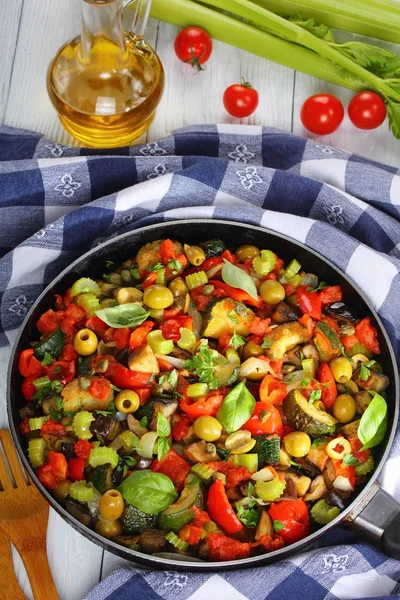 Guiso con verduras en una sartén — Foto de Stock