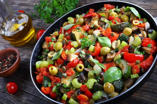 Smakelijke Caponata met groenten op koekepan — Stockfoto