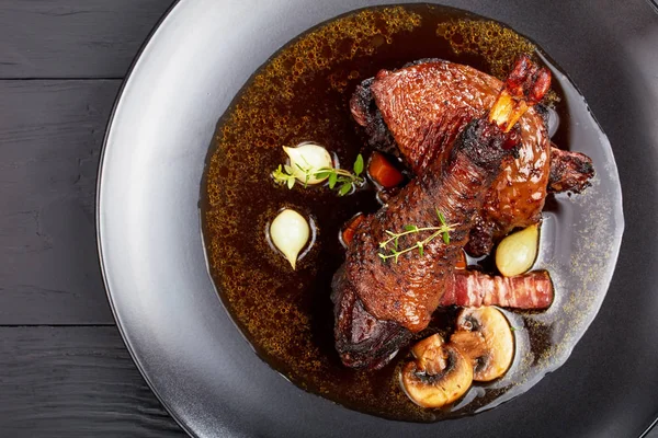 Un gallo estofado lentamente en vino tinto — Foto de Stock