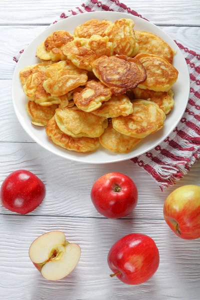 Crêpes au yaourt grec pomme sur assiette — Photo