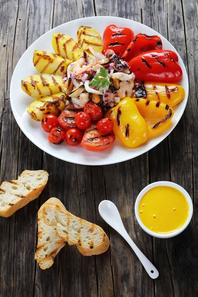 Healthy seafood salad with grilled veggies — Stock Photo, Image