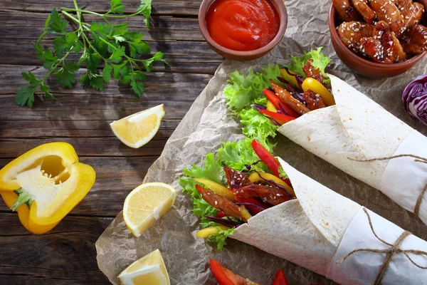 Shawarma sveper med Frisée sallad, närbild — Stockfoto