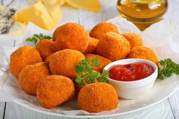 Croquetas de patata recién hechas en plato —  Fotos de Stock