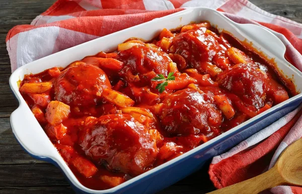 Sabrosas albóndigas guisadas en salsa de tomate — Foto de Stock