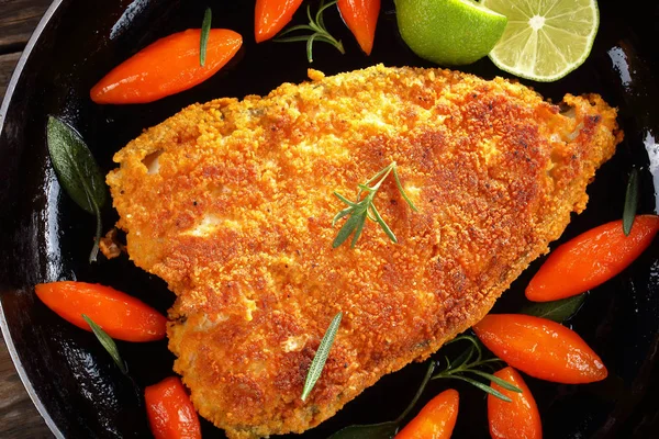Смажений стейк з біломорської риби, крупним планом — стокове фото