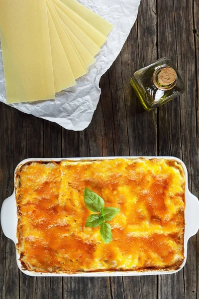 Smakelijke Italiaanse lasagne in bakken schotel — Stockfoto