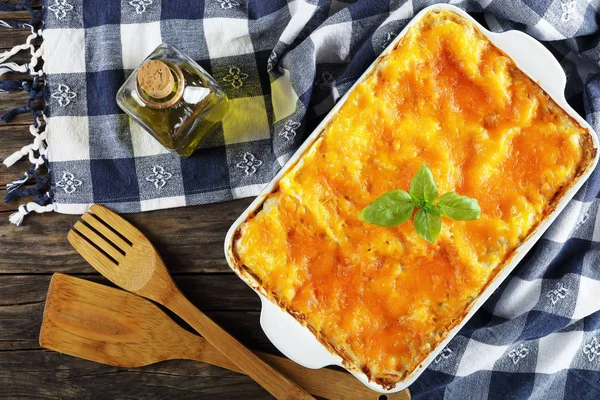 Italiaanse lasagne gelaagd met pasta bladen — Stockfoto