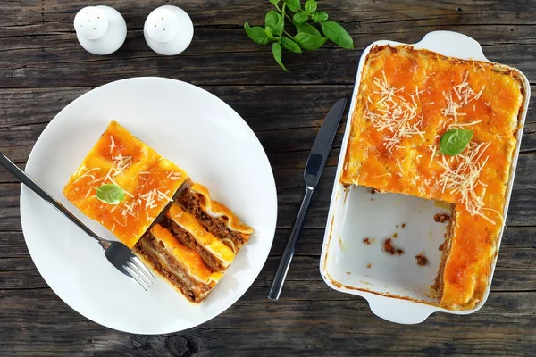 Gedeelte van smakelijke lasagne op plaat — Stockfoto