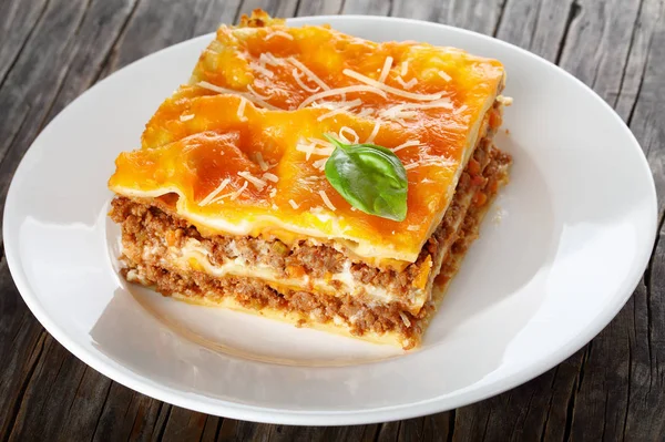 Een deel van de heerlijke Italiaanse lasagne — Stockfoto