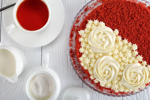 Kırmızı kadife kek ve çay — Stok fotoğraf