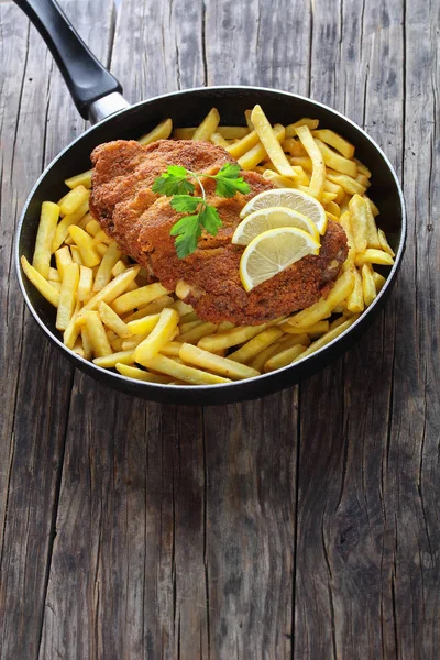 Cordon Bleu e patatine fritte in padella — Foto Stock