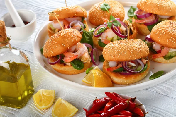 Šťavnaté hamburgery s plody moře na talíř — Stock fotografie