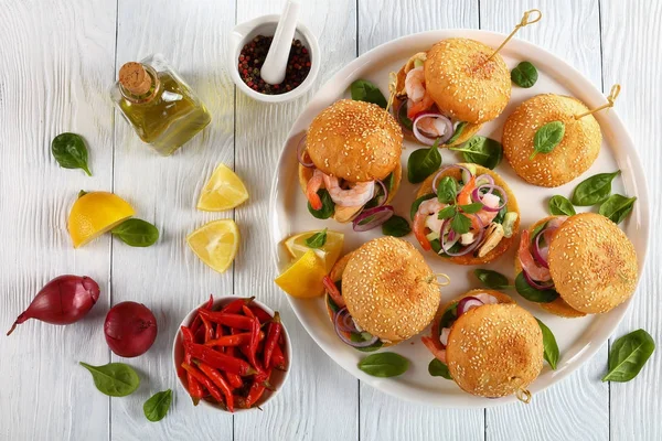Sulu hamburger ya da deniz ürünleri ile pinchos — Stok fotoğraf