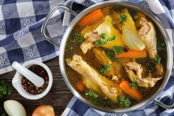 Caldo de frango claro em um pote — Fotografia de Stock