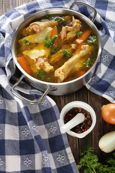 Sup ayam dengan potongan daging ayam — Stok Foto
