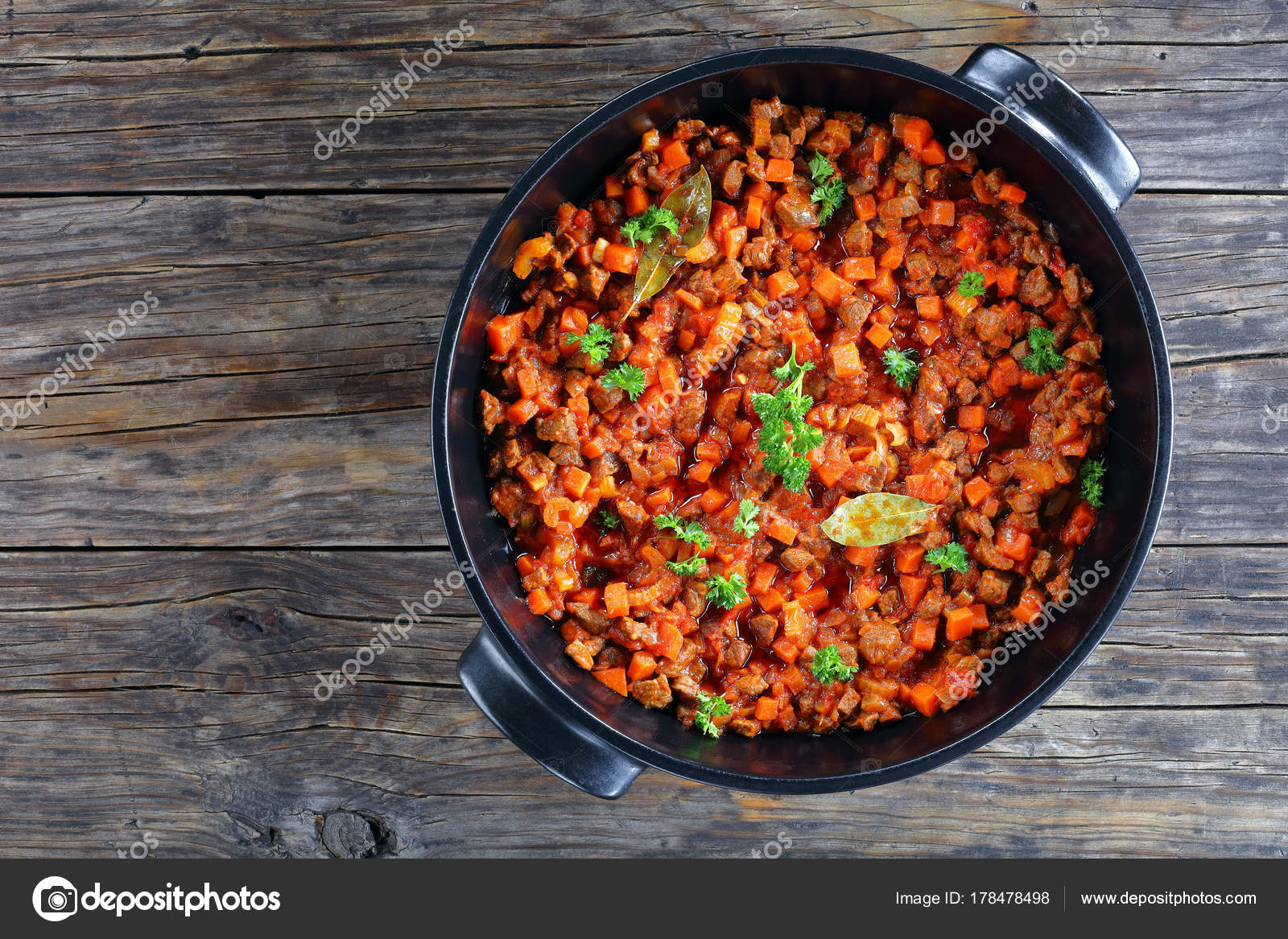 Ragu with minced meat, vegetables and tomatoes — Stock Photo