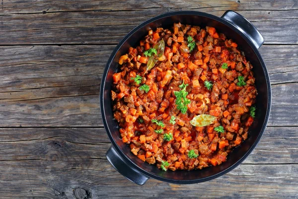 Ragu dengan daging cincang, sayuran dan tomat — Stok Foto