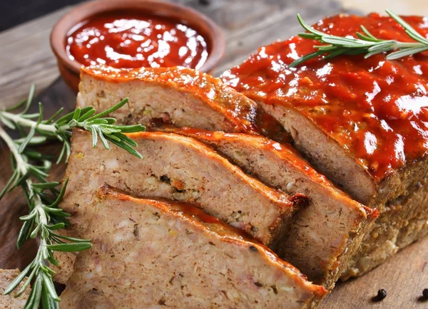 Nahaufnahme eines Hackbratens an Bord — Stockfoto