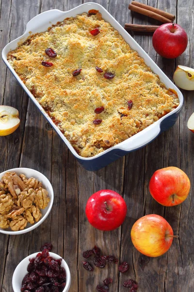 Delicioso crumble de manzana o manzana crujiente — Foto de Stock