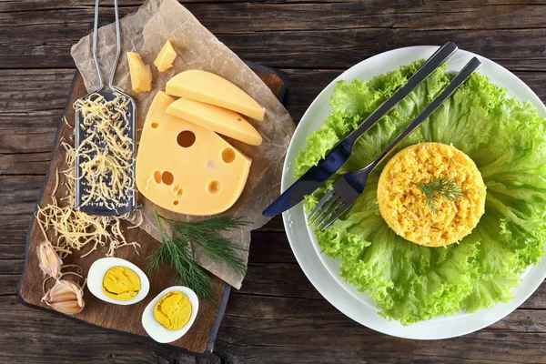 Ensalada de queso e ingredientes en la tabla de cortar —  Fotos de Stock