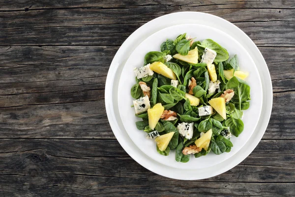 Spinazie, ananas, blauwe kaas, walnoten Salade — Stockfoto