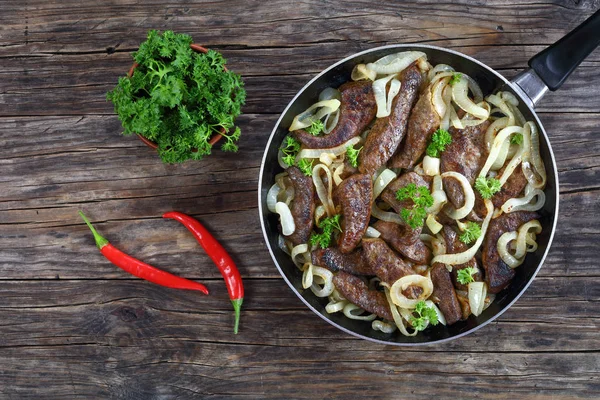 Gebakken kalfsvlees lever met uienringen — Stockfoto