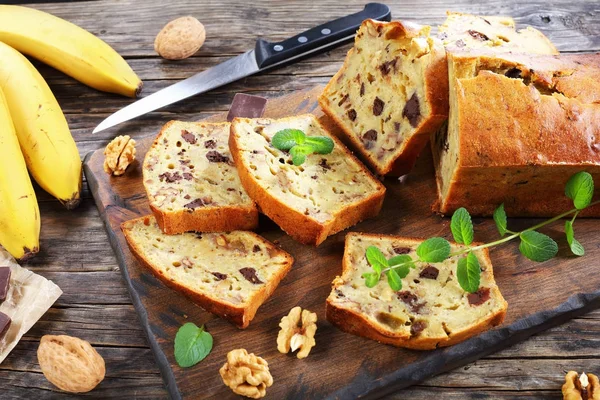 Bolo de banana com nozes e chocolate — Fotografia de Stock