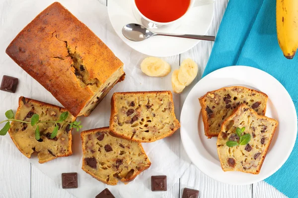 Вкусный нарезанный банановый хлеб и чашку чая — стоковое фото