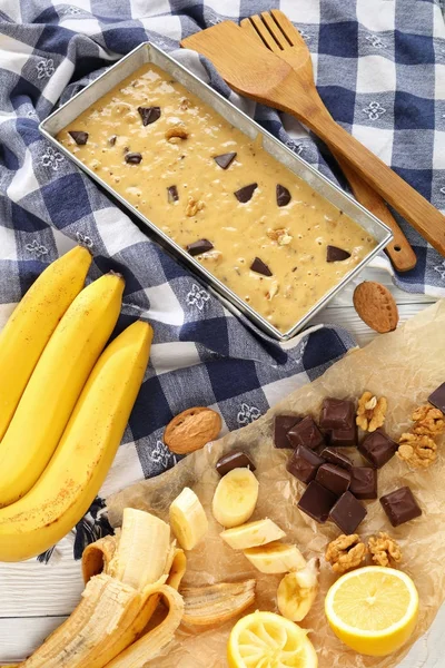 Бананове хлібне тісто на сковороді — стокове фото