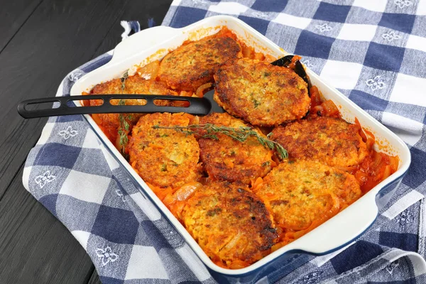 Крупный план вкусных кускус-рыбных тортов — стоковое фото