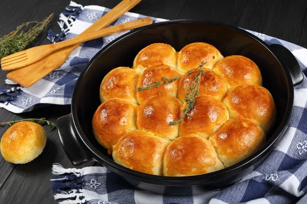 Świeżo pieczone złote brązowy kolację rolls — Zdjęcie stockowe