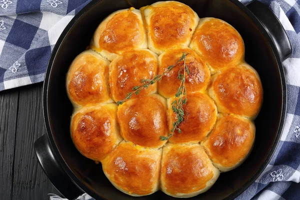 Bakad gyllene bruna mjuka och fluffiga bullar — Stockfoto