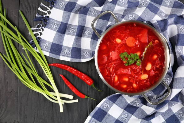Буряковий червоний суп з білою квасолею — стокове фото