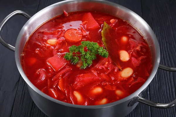 Primer plano de deliciosa sopa roja de remolacha —  Fotos de Stock